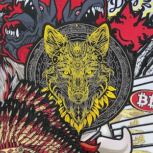 以下が含まれることがあります： 様々なデザインの刺繍パッチのコレクション。パッチには、黄色と黒のオオカミ、赤と黒のネイティブアメリカンのヘッドドレス、「Game Day」パッチ、ビットコインパッチが含まれています。パッチは様々な形とサイズです。