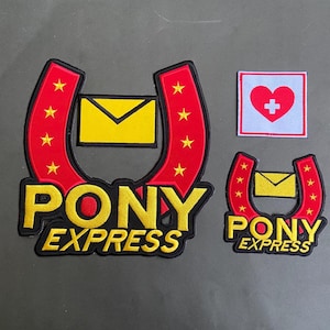Può includere: Toppe ricamate con le parole "PONY EXPRESS" in giallo, all'interno di un design a ferro di cavallo rosso con stelle gialle. Una busta gialla è all'interno del ferro di cavallo. È inclusa anche una piccola toppa con un cuore rosso e una croce bianca.