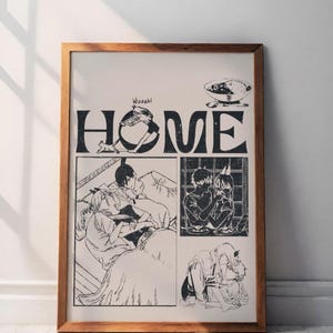 Può includere: Una stampa in bianco e nero incorniciata con un'illustrazione in stile fumetto. La parola "HOME" è ben visibile, con testo e immagini aggiuntive che raffigurano scene di vita domestica. La cornice è in legno.
