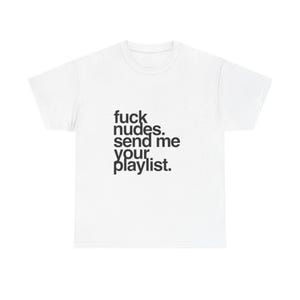 Könnte beinhalten: Weißes T-Shirt mit dem schwarzen Text "fuck nudes. send me your playlist." auf der Vorderseite. Das T-Shirt hat einen Rundhalsausschnitt.