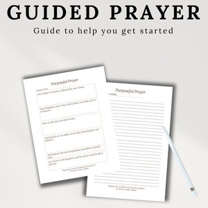Puede incluir: Una plantilla digital de oración guiada de Bethel Home Living con dos páginas blancas y texto negro. Una página contiene el Padre Nuestro, la otra tiene espacio con líneas para notas. Incluye un bolígrafo blanco y un botón que dice DOWNLOAD NOW.