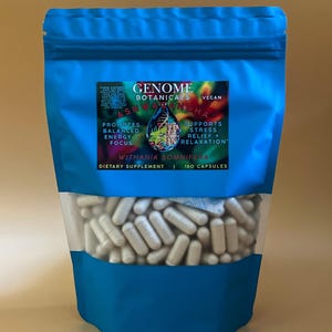 K&ouml;nnte beinhalten: Ein blauer Beutel mit Genome Botanicals Ashwagandha Nahrungserg&auml;nzungsmittel. Der Beutel hat ein klares Fenster mit wei&szlig;en Kapseln. Der Text auf dem Etikett lautet "F&ouml;rdert ausgewogene Energie + Fokus" und "Unterst&uuml;tzt Stressabbau + Entspannung."