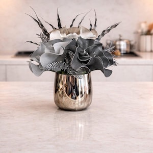 Arreglo floral artesanal con cafetera plateada, flores realistas de espuma EVA, decoración moderna para el hogar.