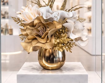 Luxus künstliche Blumenarrangement mit Honig & weiße EVA Blumen in einer Gold Cezve Vase