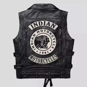K&ouml;nnte beinhalten: Eine schwarze Lederweste mit einem gro&szlig;en wei&szlig;en runden Aufn&auml;her auf der R&uuml;ckseite, der den Text Indian Motorcycle 1901 und ein Profil eines amerikanischen Ureinwohners zeigt. Die Weste hat seitliche Verstellriemen, Rei&szlig;verschlusstaschen und einen G&uuml;rtel.