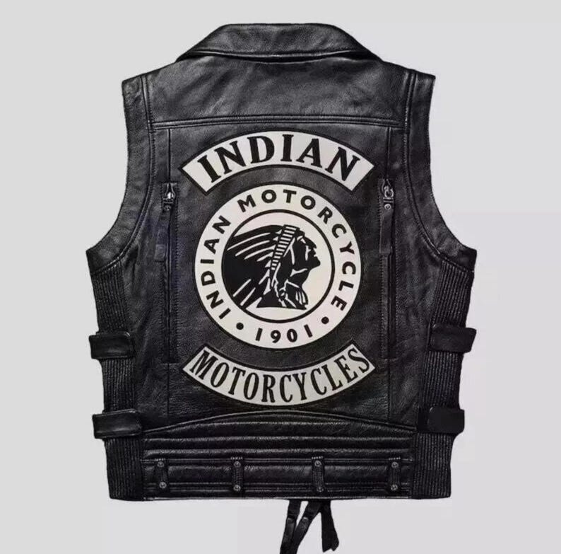 K&ouml;nnte beinhalten: Eine schwarze Lederweste mit einem gro&szlig;en wei&szlig;en runden Aufn&auml;her auf der R&uuml;ckseite, der den Text Indian Motorcycle 1901 und ein Profil eines amerikanischen Ureinwohners zeigt. Die Weste hat seitliche Verstellriemen, Rei&szlig;verschlusstaschen und einen G&uuml;rtel.