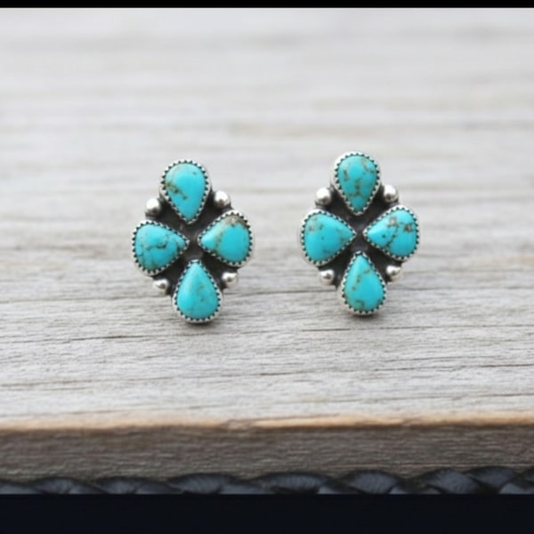Brincos de Turquesa Genuína - Brincos em Prata de Lei 925 - Brincos com Meia Turquesa - Brincos de Turquesa em Formato de Pera - Brincos de Turquesa Marcantes