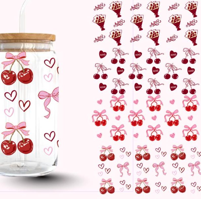Pu&ograve; includere: Un bicchiere di vetro trasparente con coperchio in legno e cannuccia. Il bicchiere &egrave; decorato con ciliegie rosse, fiocchi rosa e cuori. A destra un foglio di adesivi con disegni di ciliegie e fiocchi.