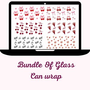 Pu&ograve; includere: Uno schermo di un laptop mostra vari design per involucri di vetro. I design includono ciliegie con fiocchi, cuori, bouquet e il testo "xoxo". La combinazione di colori &egrave; rosso, rosa e bianco, con uno sfondo rosa chiaro.