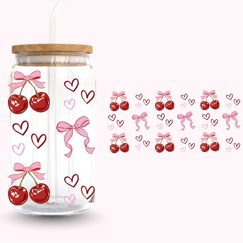 Pu&ograve; includere: Un bicchiere di vetro trasparente con coperchio in legno e cannuccia. Il bicchiere &egrave; decorato con ciliegie rosse legate con fiocchi rosa e cuori rosa e rosa scuro. Lo sfondo &egrave; rosa chiaro.