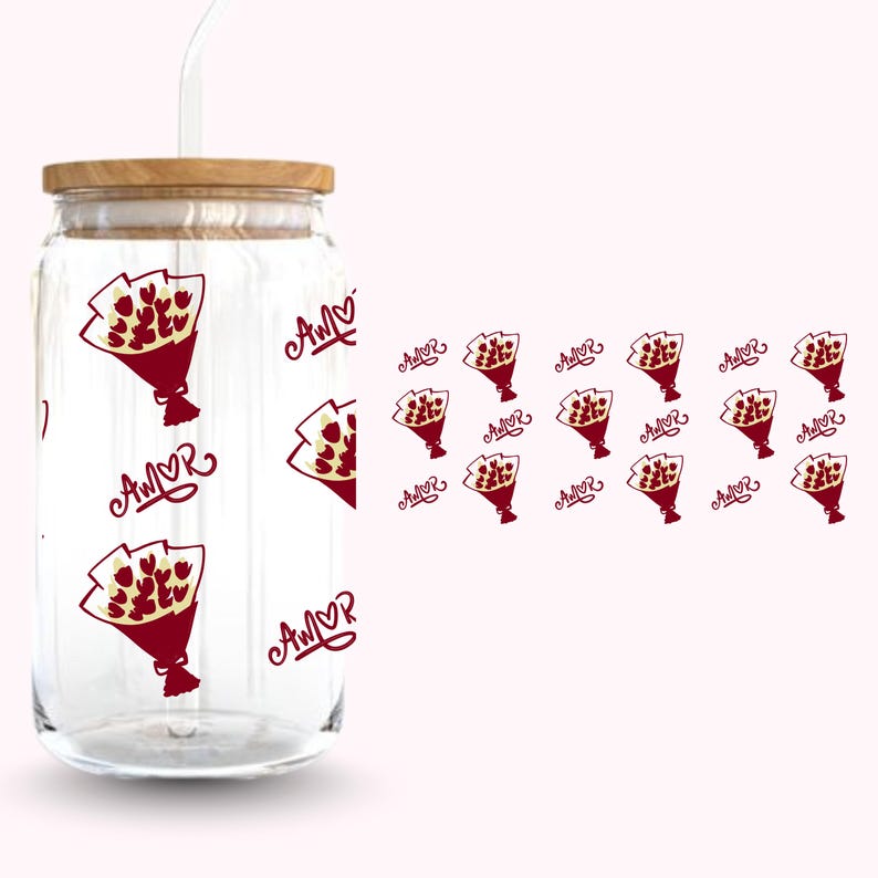 Pu&ograve; includere: Un bicchiere di vetro trasparente con coperchio in legno e cannuccia bianca. La tazza &egrave; decorata con un motivo ripetuto di bouquet di cuori rossi e la parola "Amor" in corsivo.