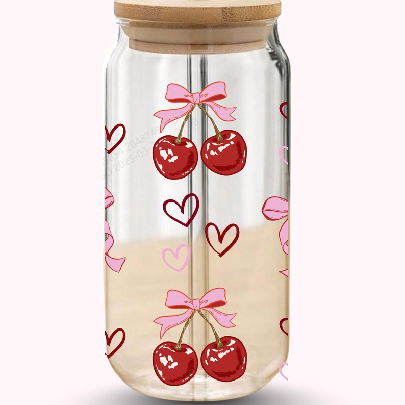 Pu&ograve; includere: Un barattolo di vetro trasparente per bevande con coperchio in bamb&ugrave;. Il barattolo &egrave; decorato con ciliegie rosse legate con fiocchi rosa e cuori rosa. Il disegno &egrave; ripetuto sul barattolo. Il barattolo &egrave; progettato per bevande fredde.