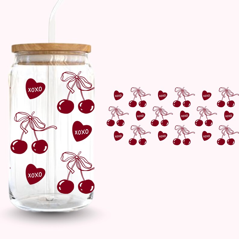 Pu&ograve; includere: Un barattolo di vetro trasparente con coperchio in legno e cannuccia bianca. Il barattolo &egrave; decorato con ciliegie rosso scuro e cuori con la scritta "XOXO". Lo sfondo &egrave; rosa chiaro.