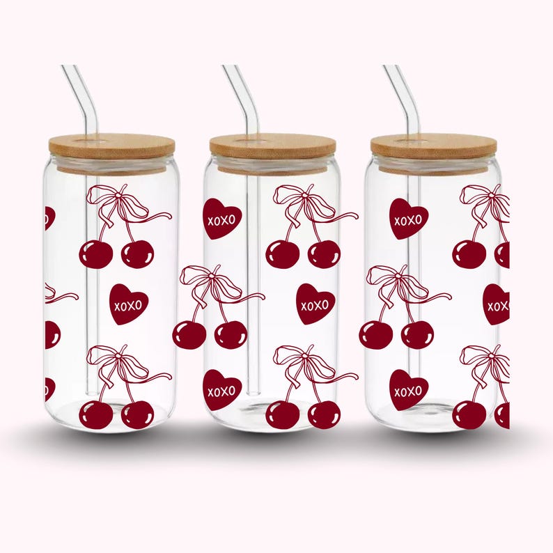 Pu&ograve; includere: Tre bicchieri di vetro trasparente con coperchi in bamb&ugrave; e cannucce trasparenti. Ogni bicchiere presenta un motivo ripetuto di ciliegie rosse e cuori con la scritta "XOXO". Le ciliegie hanno un design a fiocco.