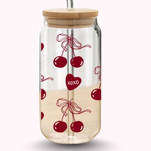 Pu&ograve; includere: Un bicchiere di vetro trasparente con coperchio in bamb&ugrave; e cannuccia in acciaio inossidabile. La tazza &egrave; decorata con ciliegie rosse e la scritta "xoxo" su un cuore. Le ciliegie hanno fiocchi.