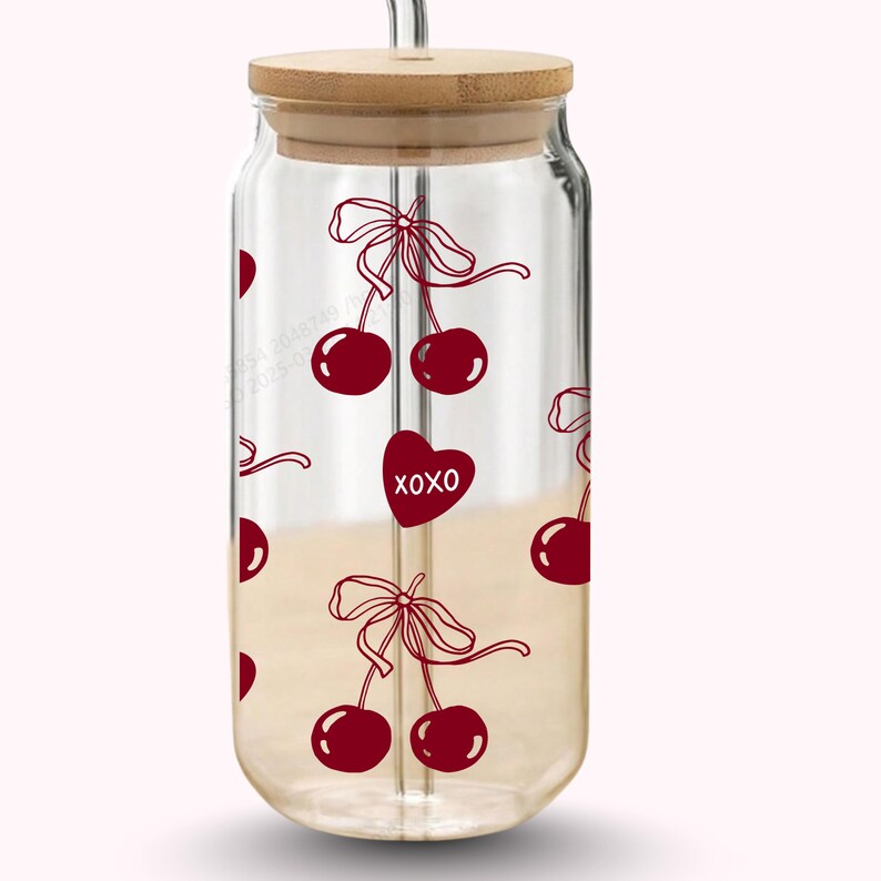 Pu&ograve; includere: Un bicchiere di vetro trasparente con coperchio in bamb&ugrave; e cannuccia in acciaio inossidabile. La tazza &egrave; decorata con ciliegie rosse e la scritta "xoxo" su un cuore. Le ciliegie hanno fiocchi.