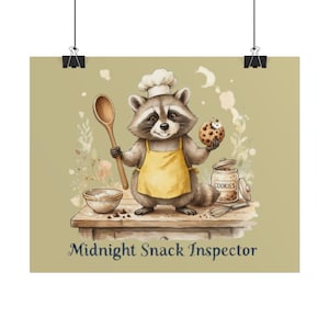 Peut inclure: Un raton laveur portant une toque de chef blanche et un tablier jaune se tient sur une table en bois, tenant une cuillère en bois et un cookie aux pépites de chocolat. À côté se trouvent un bol, un fouet et un bocal marqué COOKIES.