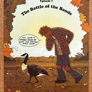 Puede incluir: Una ilustración impresa titulada Episode 7 The Battle of the Bands que muestra a una persona con camisa de cuadros y vaqueros rotos junto a un ganso canadiense. Un bocadillo de texto dice, THIS GOOSE IS PROBABLY GONNA BE GOOD FOR ANOTHER COUPLE HOURS.