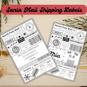 Puede incluir: Dos etiquetas de envío de Santa Mail en blanco y negro. Una está dirigida a Michael Smithson, la otra a Mia. Ambas etiquetas tienen un logotipo de North Pole Mail y un gráfico de Papá Noel.