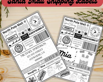 Peut inclure: Deux étiquettes d'expédition Santa Mail en noir et blanc. L'une est adressée à Michael Smithson, l'autre à Mia. Les deux étiquettes présentent un logo North Pole Mail et un dessin du Père Noël.