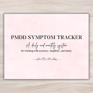 Könnte beinhalten: Ein rosa-weißer PMDD-Symptom-Tracker. Der Text lautet "PMDD SYMPTOM TRACKER" in einer fetten, schwarzen Schrift. Darunter steht in einer Schreibschrift: "Ein tägliches und monatliches System zur Verfolgung mit Genauigkeit, Einfachheit und Klarheit."