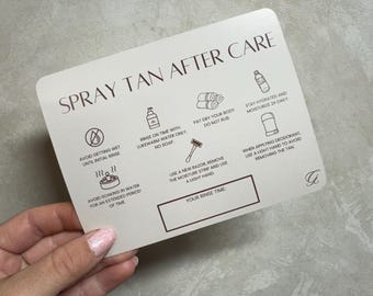 Puede incluir: Una tarjeta rectangular con el texto "SPRAY TAN AFTER CARE" en marrón. La tarjeta proporciona instrucciones de cuidado posterior con iconos y texto, incluyendo enjuague, hidratación y evitar el agua. La tarjeta es sostenida por una persona.