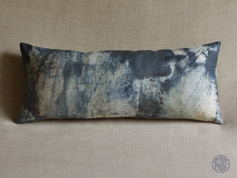 Art abstrait Bleu marine et blanc Housse de Coussin en Lin. Sumi-e style forêt .. Allusion bois bleu / FRAGMENTS. Wabi sabi decor image 1