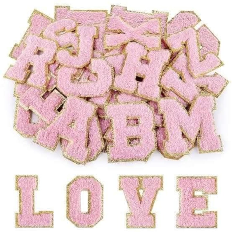 Puede incluir: Letras rosas de tela afelpada con ribete dorado. La palabra "LOVE" est&aacute; escrita debajo en el mismo estilo. Estas letras decorativas son ideales para manualidades y personalizaci&oacute;n.