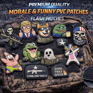 Może przedstawiać: Kolekcja morale i zabawnych naszywek PVC, w tym czaszka z karabinem, pies z kreskówek w okularach przeciwsłonecznych i jednorożec. Naszywki są przymocowane do kamuflażowego plecaka. Widoczny jest tekst "MORALE & FUNNY PVC PATCHES".