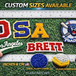 Puede incluir: Colecci&oacute;n de parches personalizados con detalles de chenilla y bordados. Incluye parches con las letras D, S, A y BRETT, un parche de Los &Aacute;ngeles y un logotipo de los Panthers. Se muestra el texto "CUSTOM SIZES AVAILABLE".