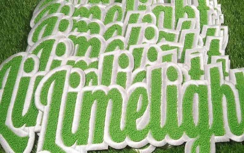 Puede incluir: Una colecci&oacute;n de parches bordados en verde y blanco con la palabra "Limelight". Los parches tienen un borde blanco y un interior verde texturizado. Los parches est&aacute;n dispersos sobre una superficie verde.