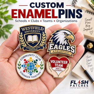 Puede incluir: Cuatro pines de esmalte personalizados con varios diseños: un escudo azul y dorado de Westfield University, una cabeza de águila con el texto Eagles Athletics, un pin circular de Community Club con un globo terráqueo y un pin de corazón Volunteer Team.