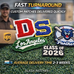 Puede incluir: Parches bordados personalizados, incluyendo una "D" roja, una "S" azul, un parche "Los Angeles" verde, un parche "Panthers" con una pantera y bates cruzados, y un parche "Class of 2026".