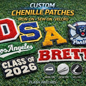 Puede incluir: Una colecci&oacute;n de parches de chenilla personalizados en varios colores y dise&ntilde;os. Los parches incluyen las letras "DSA", "A" y "BRETT", junto con un logotipo de "Panthers" y los textos "Los Angeles" y "CLASS OF 2026". Los parches son para planchar, coser y con velcro.