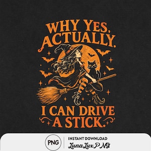 Può includere: Una stampa grafica nera con una strega dai capelli lunghi con cappello e calze a righe, a cavallo di una scopa con un gatto nero. Il testo arancione recita: WHY YES, ACTUALLY, I CAN DRIVE A STICK. Lo sfondo include una luna piena e pipistrelli.