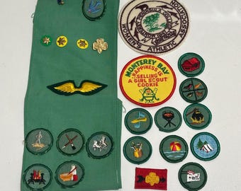 Vintage Girl Scout Lot Uniform Weste Patches Pins Abzeichen Merit Awards Sammlung