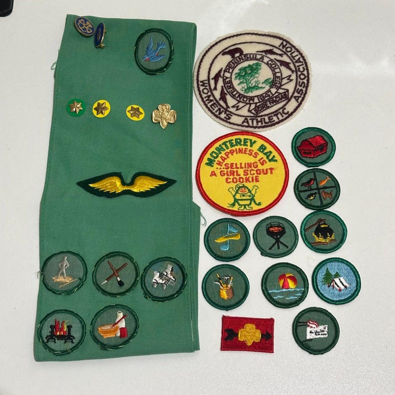 Vintage Girl Scout Lot Mundur Kamizelka Naszywki Przypinki Odznaki Kolekcja Zasług Nagrody zdjęcie 1