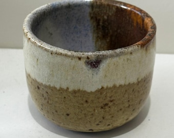 Cuenco de té artesanal de cerámica de estudio con esmalte moteado en tonos marrón crema lavanda, 7,6 cm (3 pulgadas)