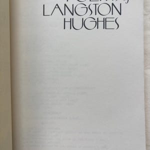 Może przedstawiać: Biała strona książki z czarnym nadrukiem tytułu SELECTED POEMS of LANGSTON HUGHES stylizowaną czcionką szeryfową u g&oacute;ry. Imię i nazwisko Andrew Vinton jest napisane odręcznie czarnym tuszem w prawym dolnym rogu strony.