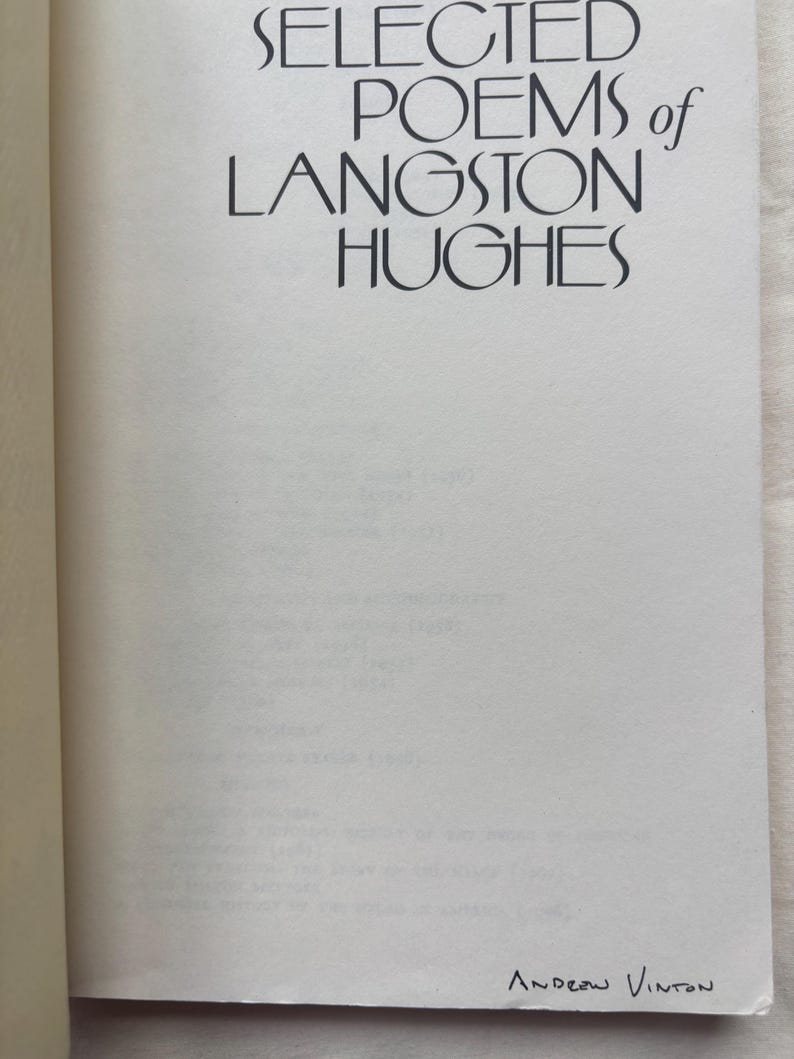 Może przedstawiać: Biała strona książki z czarnym nadrukiem tytułu SELECTED POEMS of LANGSTON HUGHES stylizowaną czcionką szeryfową u g&oacute;ry. Imię i nazwisko Andrew Vinton jest napisane odręcznie czarnym tuszem w prawym dolnym rogu strony.