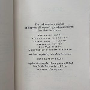Może przedstawiać: Strona książki z tytułem CONTENTS zawierająca wyb&oacute;r wierszy Langstona Hughesa. Wymienione są tytuły takie jak The Weary Blues, Fine Clothes to the Jew, Shakespeare in Harlem, Fields of Wonder, One-Way Ticket, Montage of a Dream Deferred oraz Dear Lovely Death.