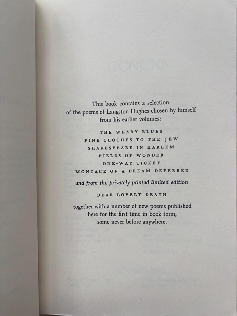 Może przedstawiać: Strona książki z tytułem CONTENTS zawierająca wyb&oacute;r wierszy Langstona Hughesa. Wymienione są tytuły takie jak The Weary Blues, Fine Clothes to the Jew, Shakespeare in Harlem, Fields of Wonder, One-Way Ticket, Montage of a Dream Deferred oraz Dear Lovely Death.