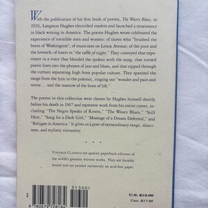 Może przedstawiać: Tylna okładka książki w miękkiej oprawie Vintage Classics z kremowym tłem i czarnym tekstem. Tekst zawiera podsumowanie biograficzne Langstona Hughesa i jego zbioru poezji The Weary Blues. Zawiera kod kreskowy oraz numer ISBN.