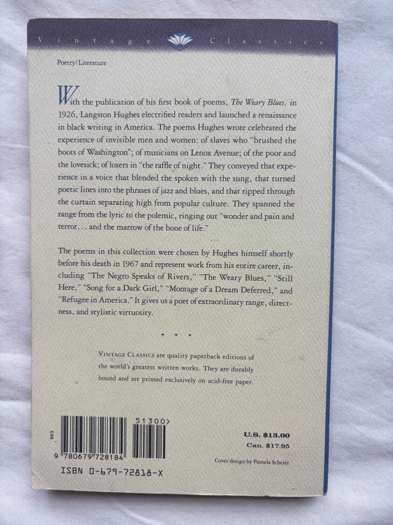 Może przedstawiać: Tylna okładka książki w miękkiej oprawie Vintage Classics z kremowym tłem i czarnym tekstem. Tekst zawiera podsumowanie biograficzne Langstona Hughesa i jego zbioru poezji The Weary Blues. Zawiera kod kreskowy oraz numer ISBN.