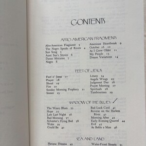 Może przedstawiać: Strona książki z spisem treści zatytułowanym CONTENTS. Wymienione sekcje to AFRO-AMERICAN FRAGMENTS, FEET OF JESUS, SHADOW OF THE BLUES oraz SEA AND LAND. Każda sekcja zawiera listę tytuł&oacute;w wierszy wraz z odpowiadającymi im numerami stron.