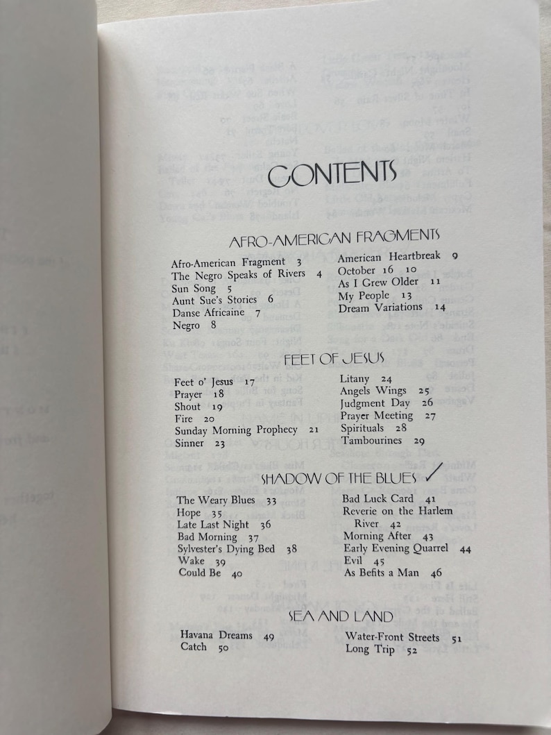 Może przedstawiać: Strona książki z spisem treści zatytułowanym CONTENTS. Wymienione sekcje to AFRO-AMERICAN FRAGMENTS, FEET OF JESUS, SHADOW OF THE BLUES oraz SEA AND LAND. Każda sekcja zawiera listę tytuł&oacute;w wierszy wraz z odpowiadającymi im numerami stron.