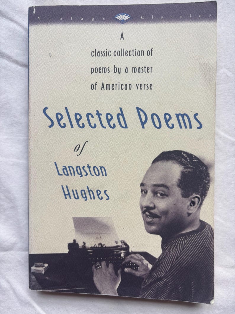 Może przedstawiać: Książka w miękkiej oprawie zatytułowana Selected Poems of Langston Hughes, klasyczny zbi&oacute;r wierszy mistrza amerykańskiej poezji. Okładka zawiera czarno-białe zdjęcie Langstona Hughesa piszącego na maszynie przy ciemnym biurku.