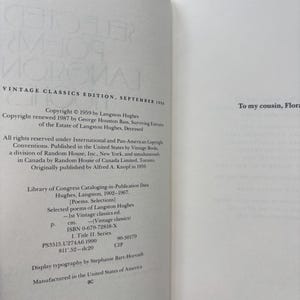 Może przedstawiać: Strona praw autorskich książki zatytułowanej Selected Poems of Langston Hughes, wydanie Vintage Classics, wrzesień 1990 r. Zawiera szczeg&oacute;ły publikacji, dane katalogowe Biblioteki Kongresu, numer ISBN 0-679-72818-X oraz dedykację dla mojej kuzynki, Flory.