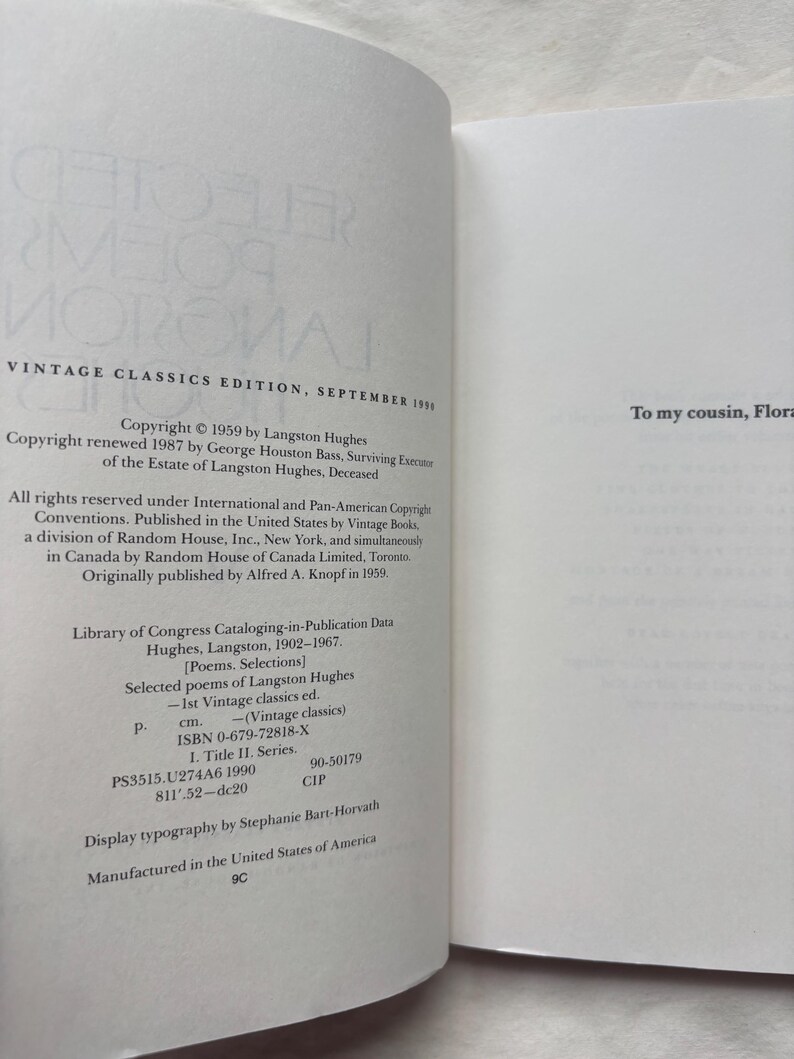 Może przedstawiać: Strona praw autorskich książki zatytułowanej Selected Poems of Langston Hughes, wydanie Vintage Classics, wrzesień 1990 r. Zawiera szczeg&oacute;ły publikacji, dane katalogowe Biblioteki Kongresu, numer ISBN 0-679-72818-X oraz dedykację dla mojej kuzynki, Flory.