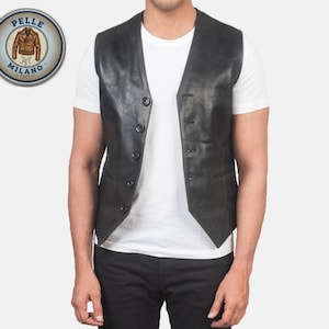 Pode incluir: Colete de couro preto com fecho de botões e dois bolsos frontais. O colete é usado sobre uma camiseta branca e calças pretas. A imagem inclui um logotipo circular com o texto "Pelle Milano".